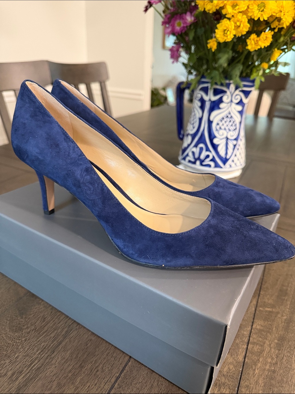 NWT Ann Taylor Eryn pump in navy blue suede